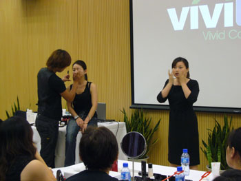     羽西，作为上海世博会指定化妆品供应商欧莱雅（中国）旗下的高档化妆品牌，近日结合世博需求，为世博局的女性工作人员量身定制了一堂护肤彩妆讲座。